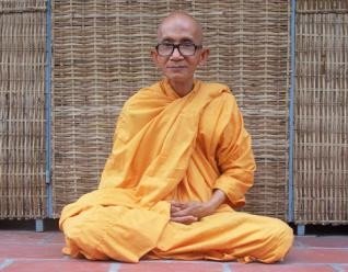 Người anh hùng lấp lỗ châu mai là nói về ai?