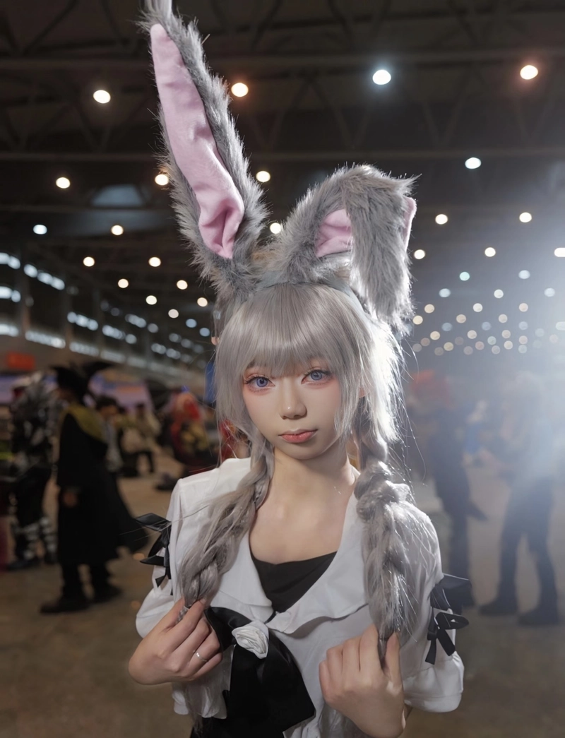 Ảnh góc chụp gần thỏ cosplay làm rõ từng đường nét