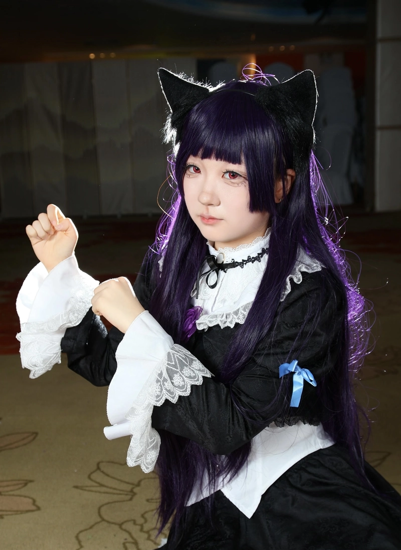 Ảnh góc chụp nghiêng mèo cosplay làm rõ chi tiết
