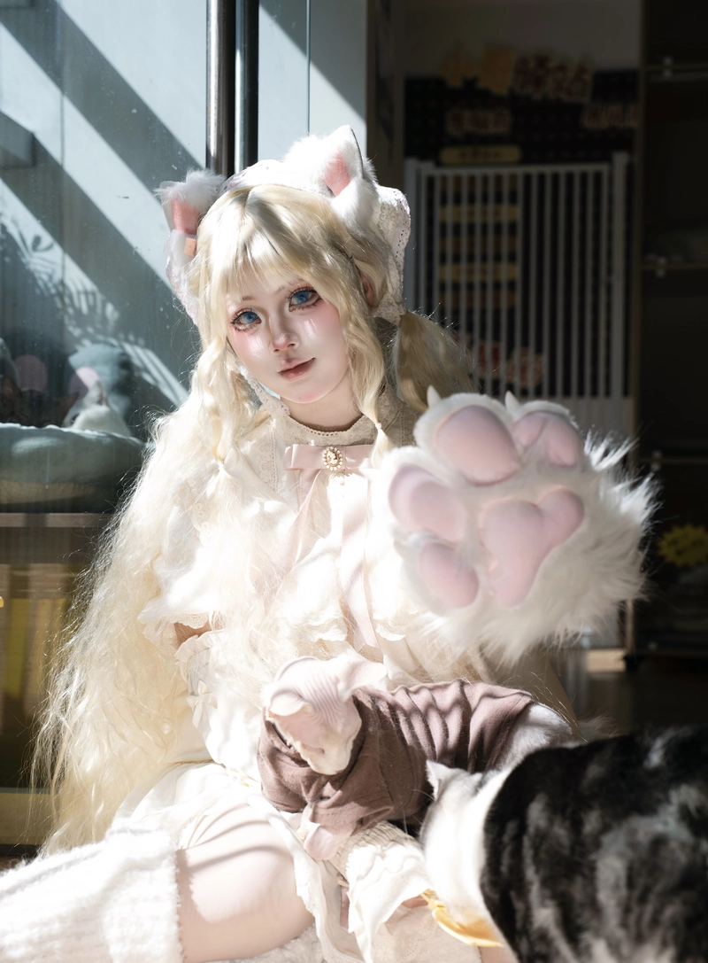 Ảnh trang phục mèo cosplay với màu sắc hài hòa
