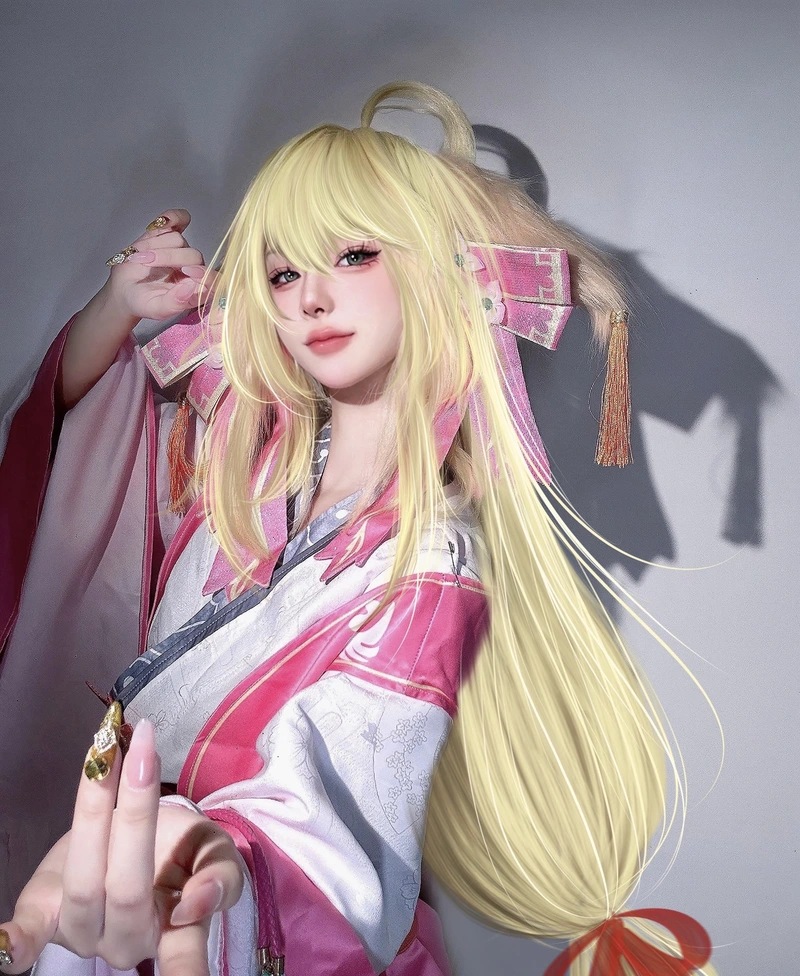 Hình ảnh ánh nhìn nhẹ cổ trang cosplay tạo cảm giác dịu