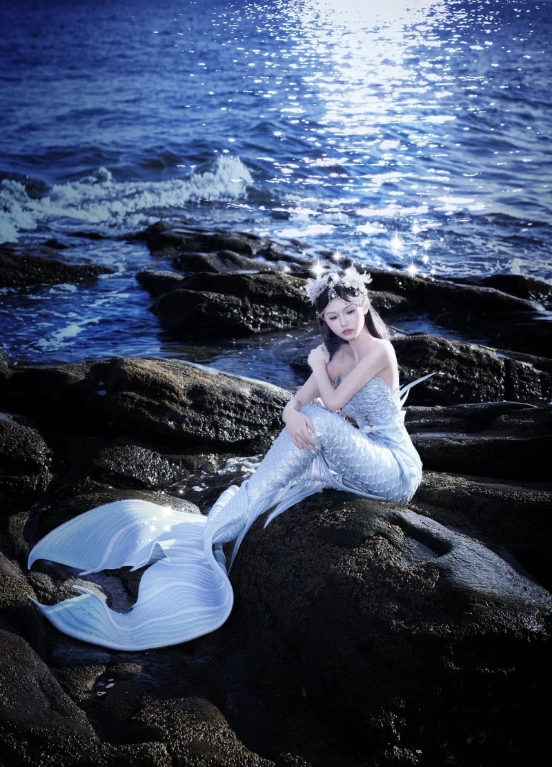 Hình ảnh biểu cảm nhẹ nàng tiên cá cosplay làm rõ khuôn mặt