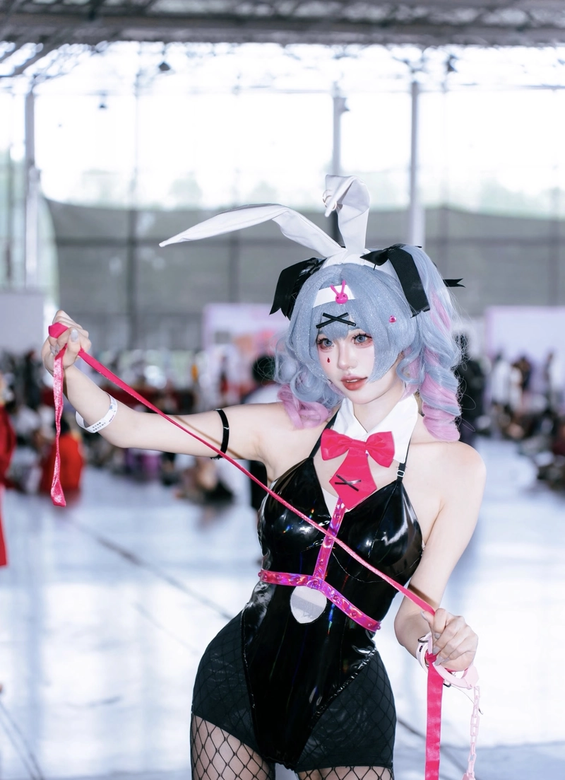 Hình ảnh dáng đứng thỏ cosplay thể hiện nét tự nhiên