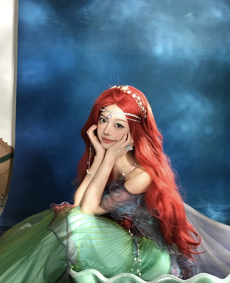 Hình ảnh góc chụp nghiêng nàng tiên cá cosplay làm rõ đường nét