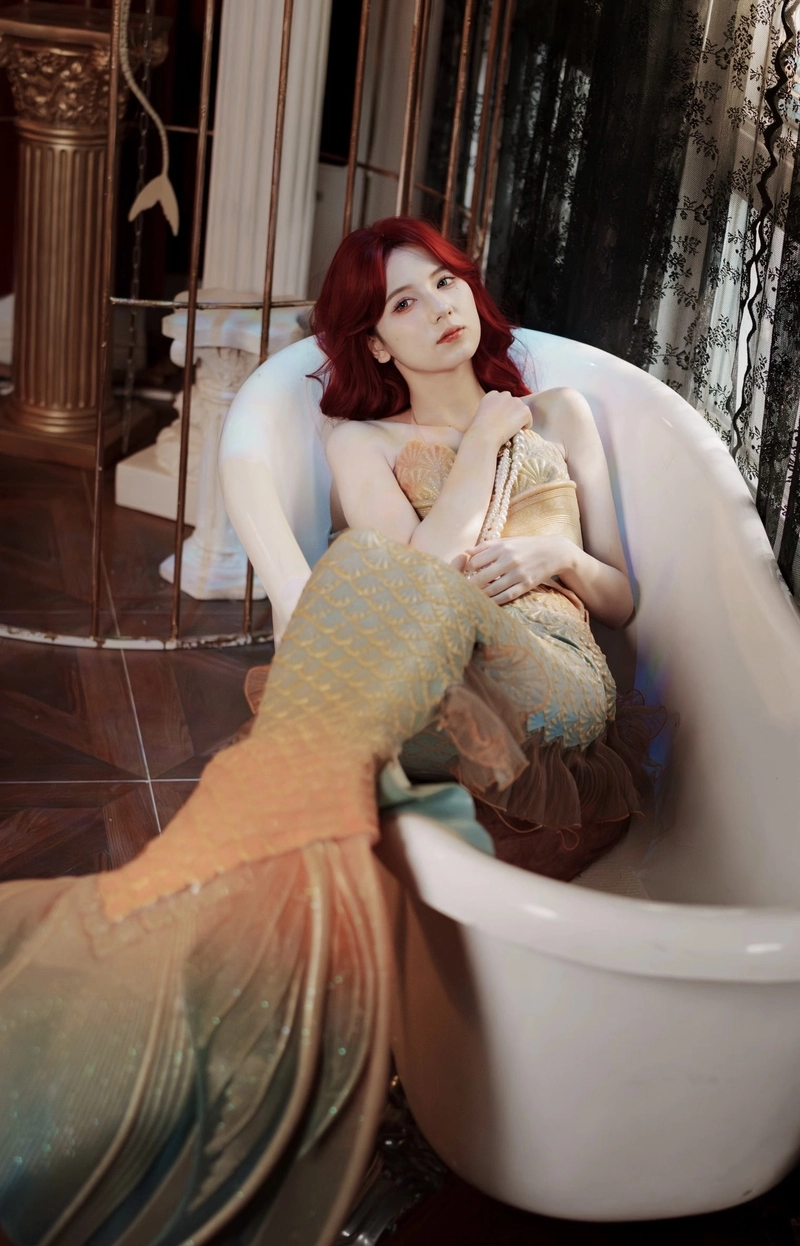 Hình ảnh gương mặt nàng tiên cá cosplay với lớp trang điểm sáng