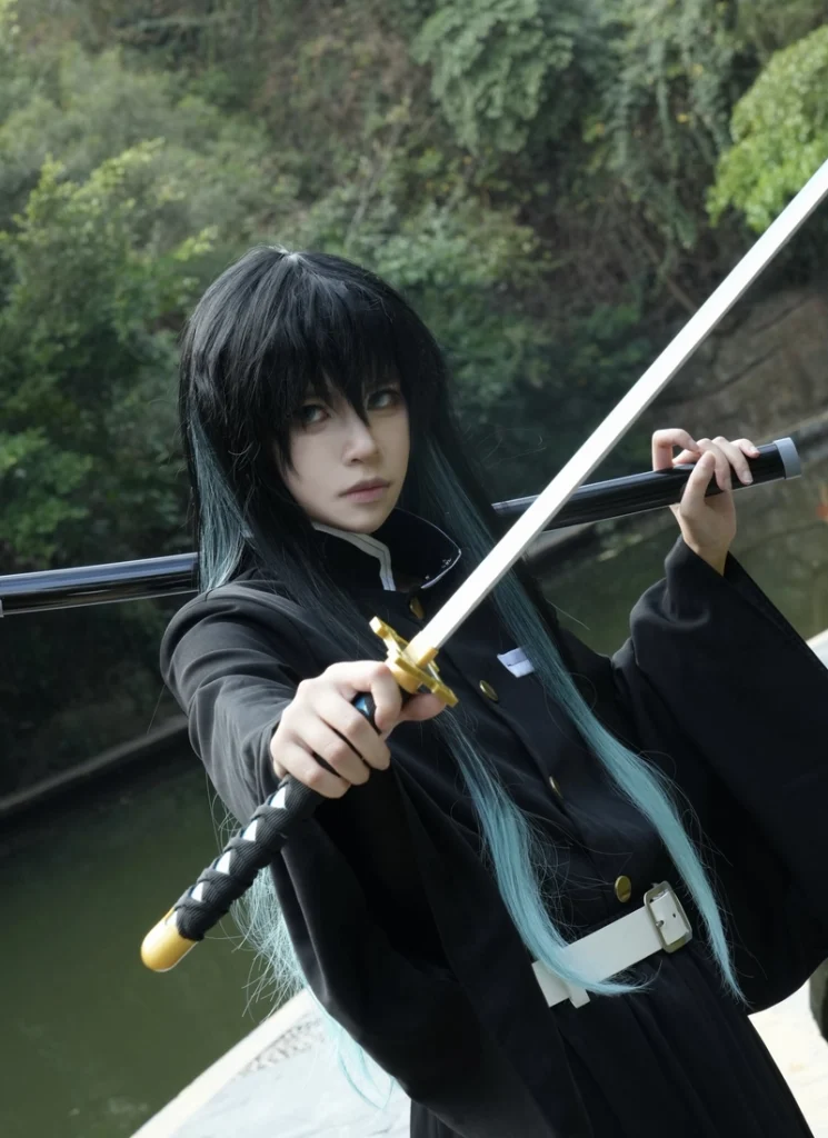 Hình biểu cảm tập trung hà trụ cosplay làm rõ gương mặt