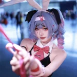 Hình biểu cảm vui vẻ thỏ cosplay làm nổi bật gương mặt
