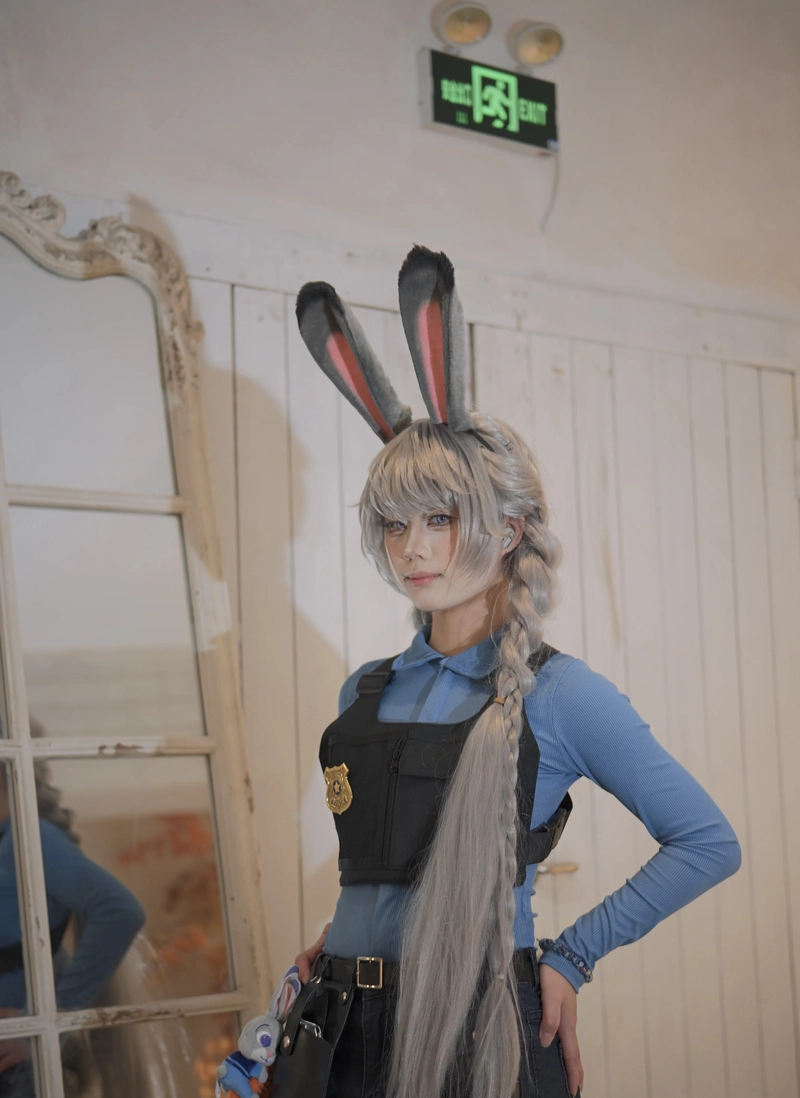 Hình dáng đứng thỏ cosplay với cử chỉ sinh động nhẹ