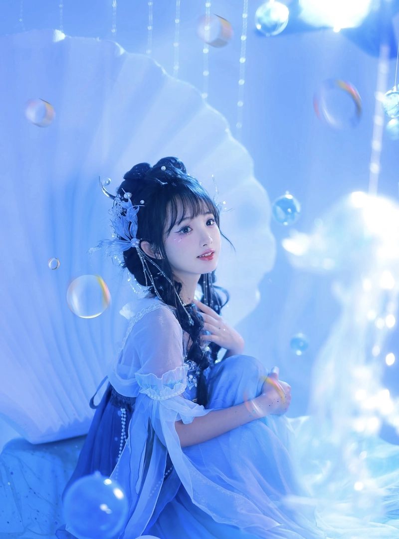 Hình gương mặt dịu dàng nàng tiên cá cosplay rõ nét