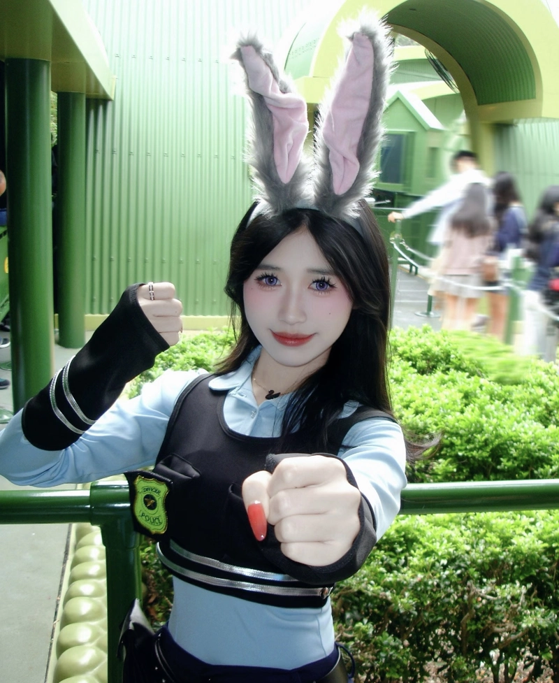 Hình tai dài thỏ cosplay với ánh nhìn nhẹ nhàng đáng yêu