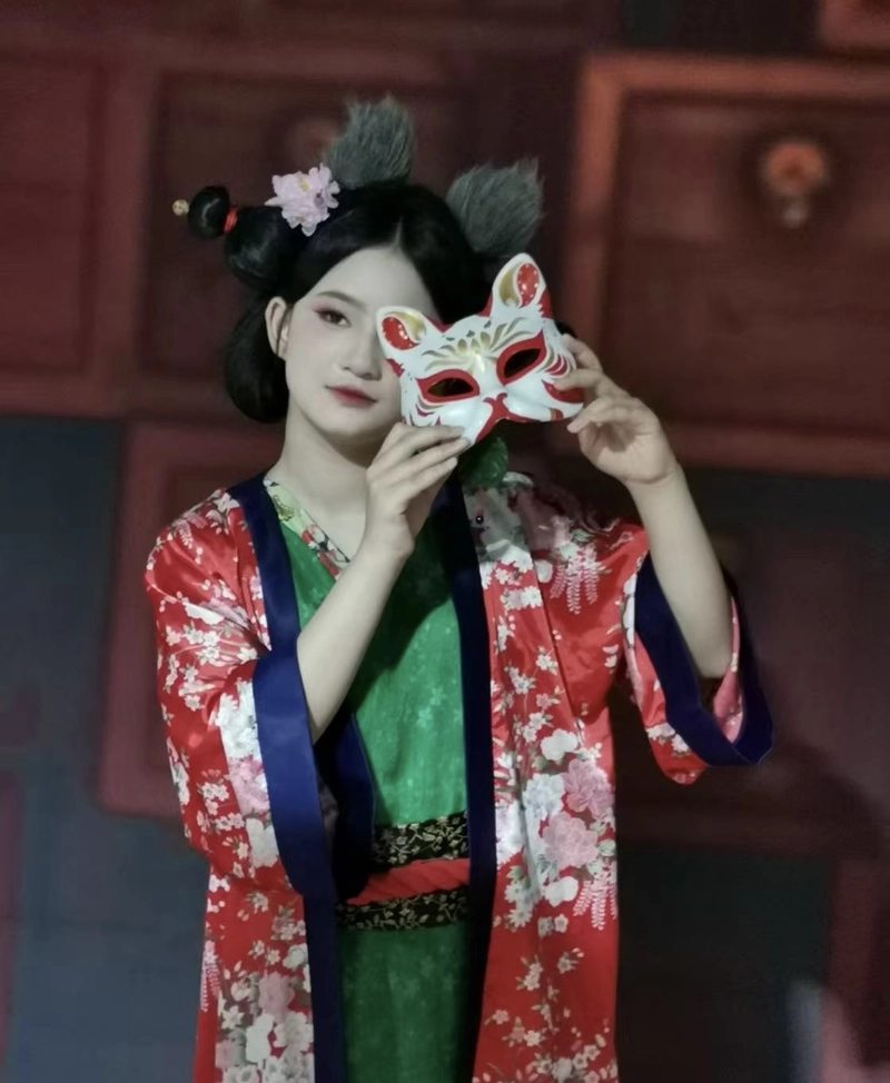 Nhân vật hóa thân cổ trang cosplay trong khung hình rõ