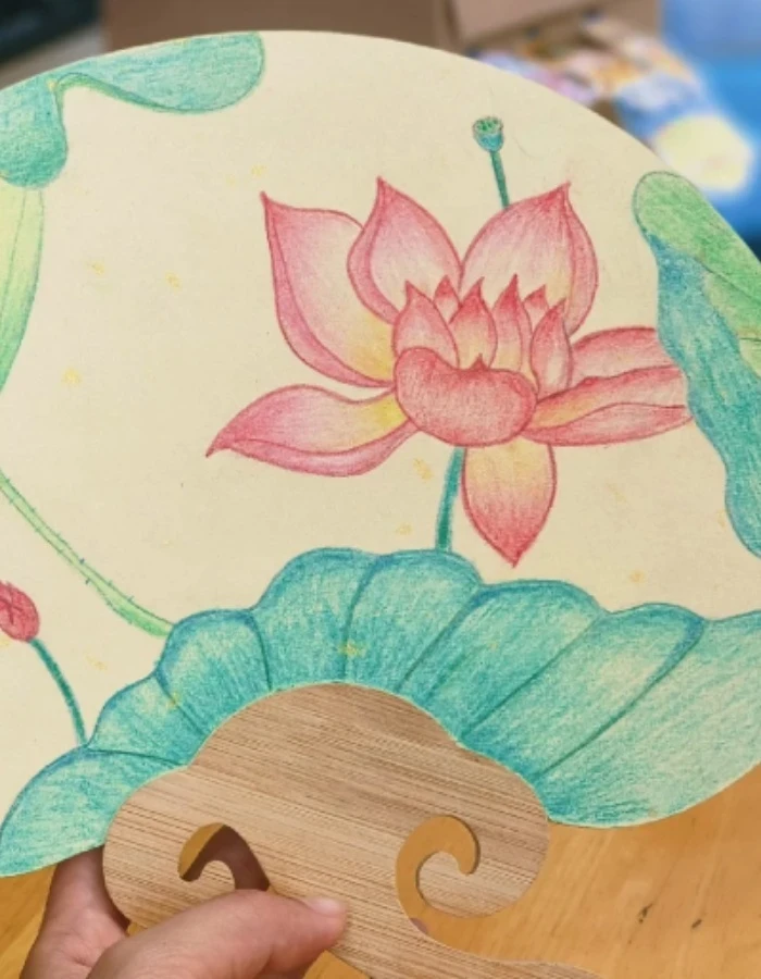 Tĩnh vật nhẹ nhàng với tranh vẽ hoa sen