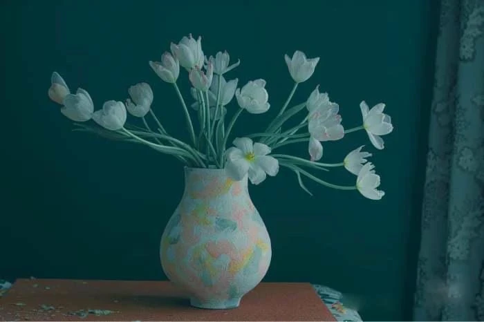 vẽ tranh tĩnh vật hoa tulip đặt trên bàn gỗ