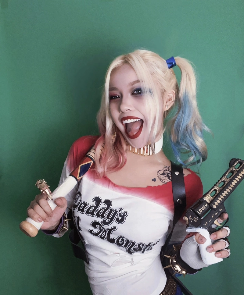 Ảnh cosplay Harley Quinn biểu cảm vui nhộn cá tính