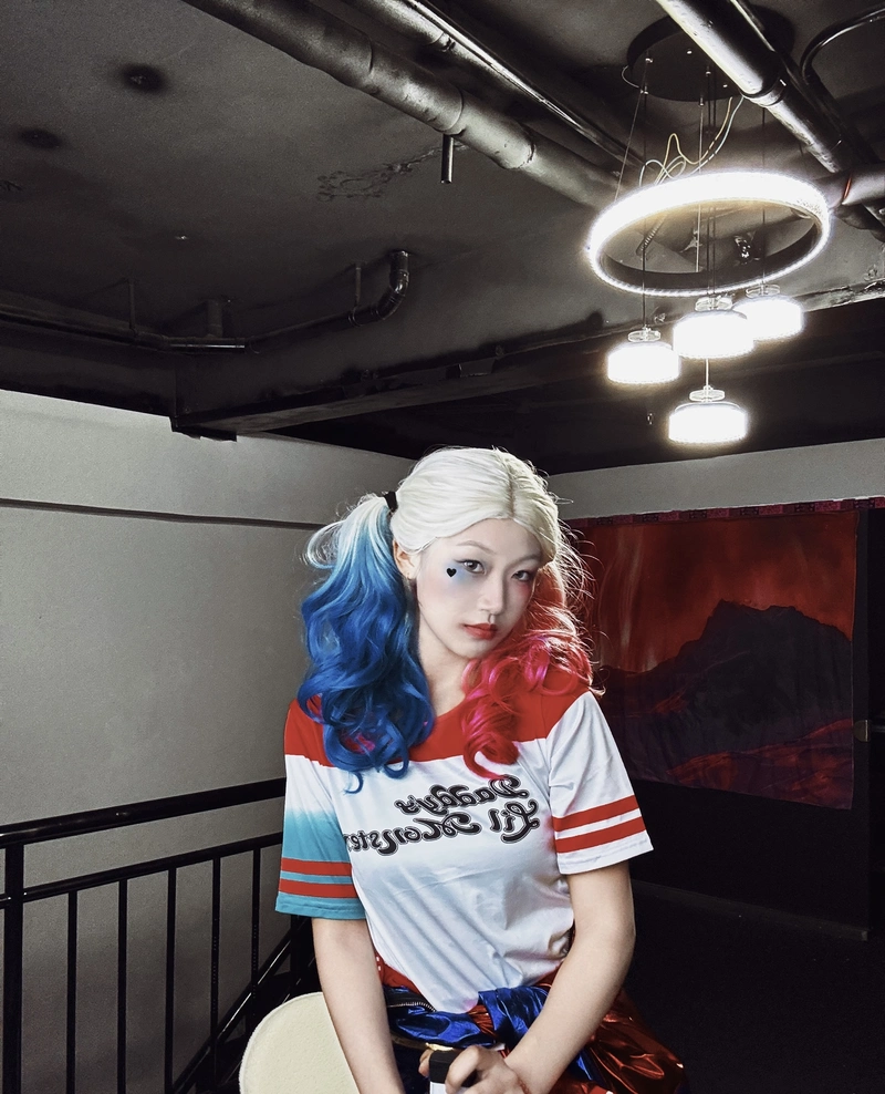 Ảnh cosplay Harley Quinn màu sắc nổi bật sáng