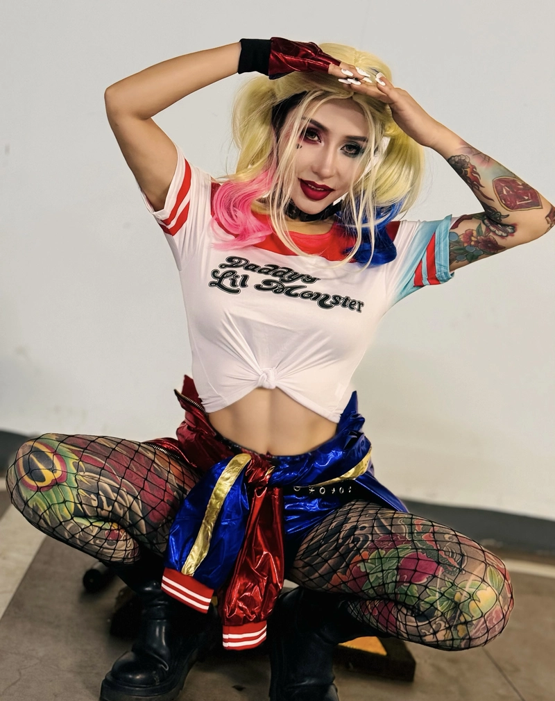 Cảnh chụp cosplay Harley Quinn ánh sáng nổi bật