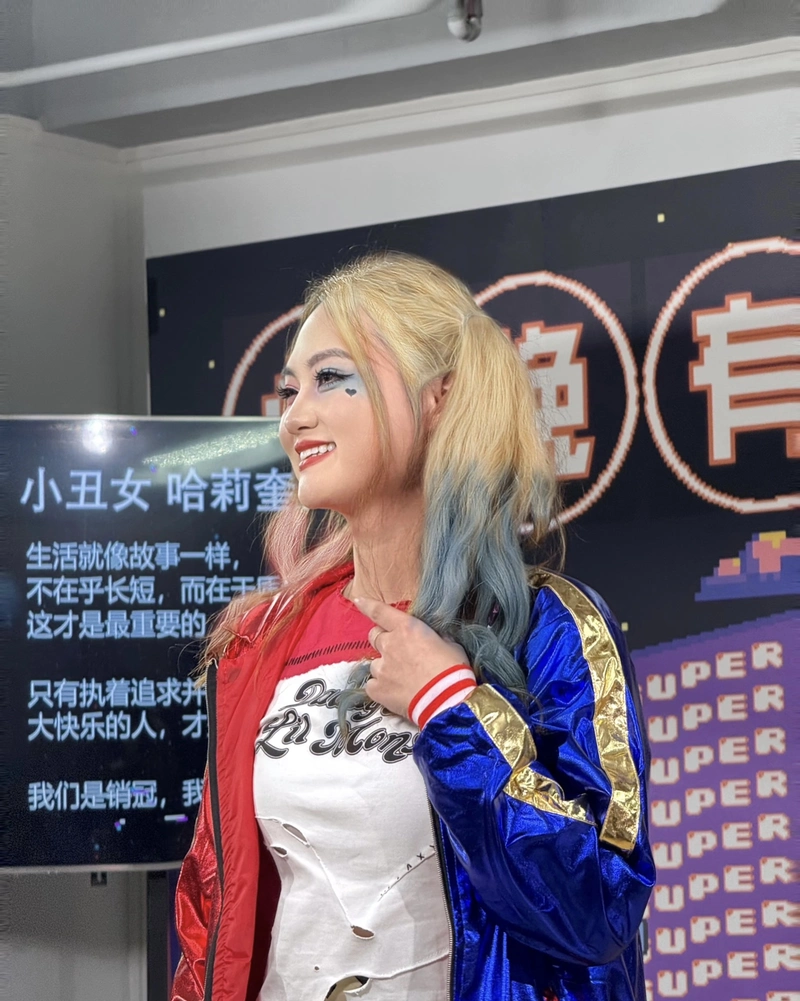 Cosplay Harley Quinn màu sắc rực rỡ nổi bật