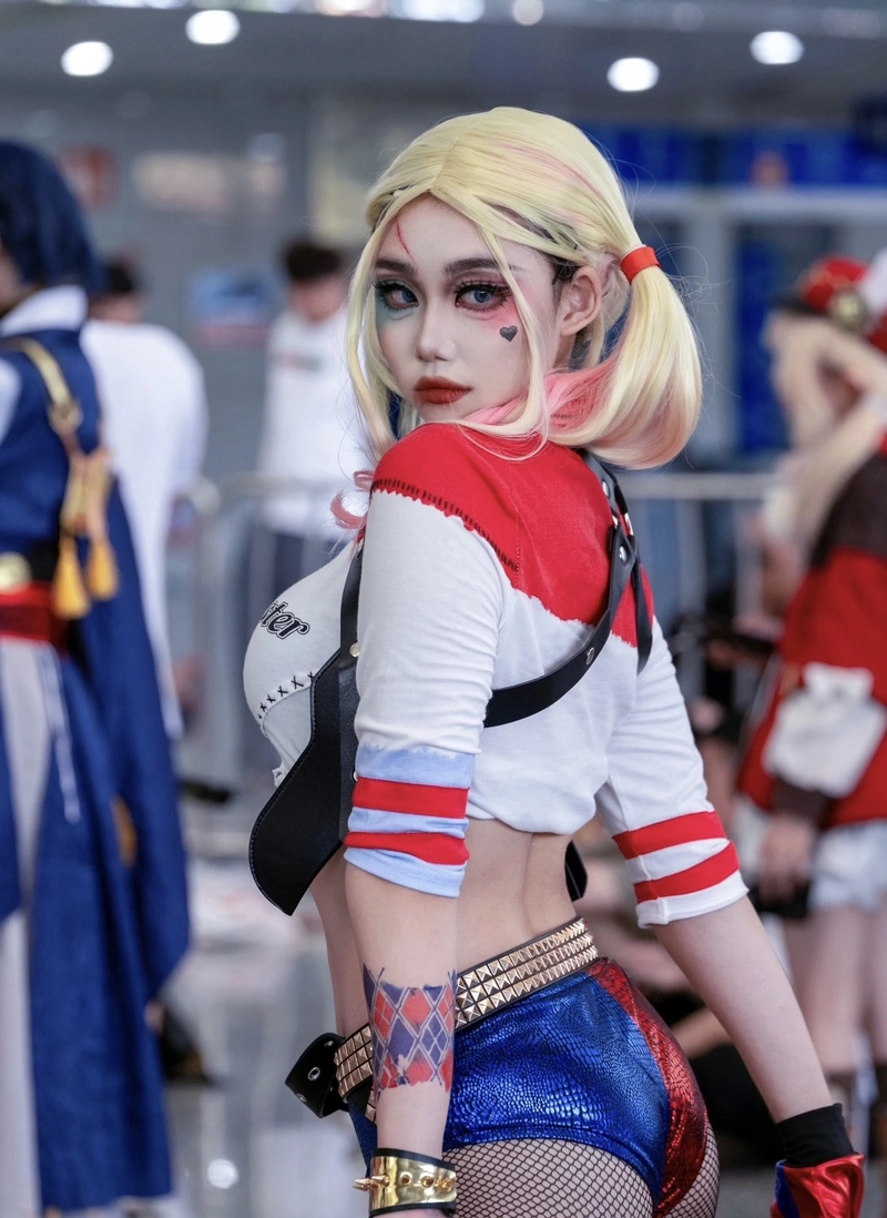 Gái xinh cosplay Harley Quinn biểu cảm tinh nghịch