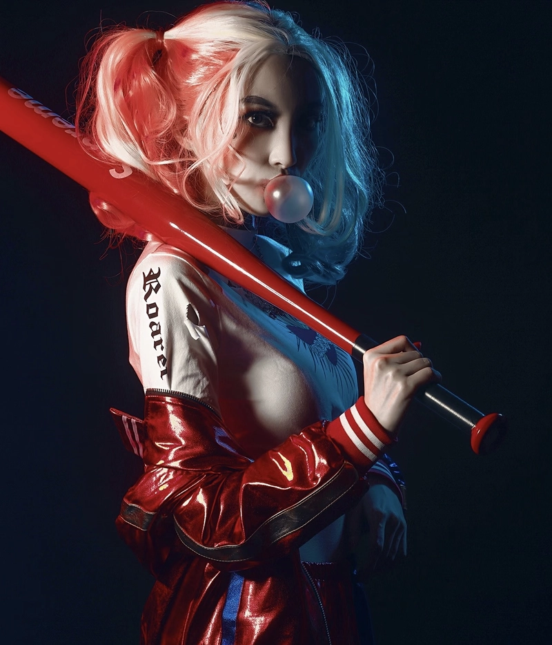 Gái xinh cosplay Harley Quinn với màu sắc sáng