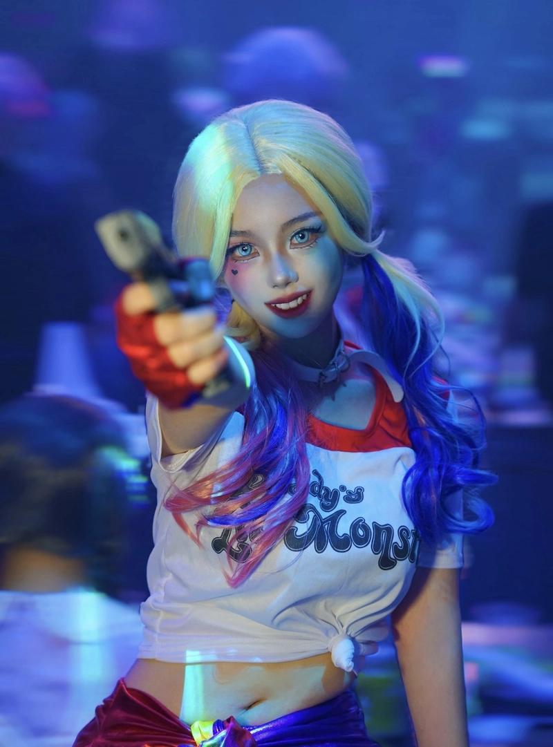 Góc nhìn cosplay Harley Quinn tạo dáng năng động