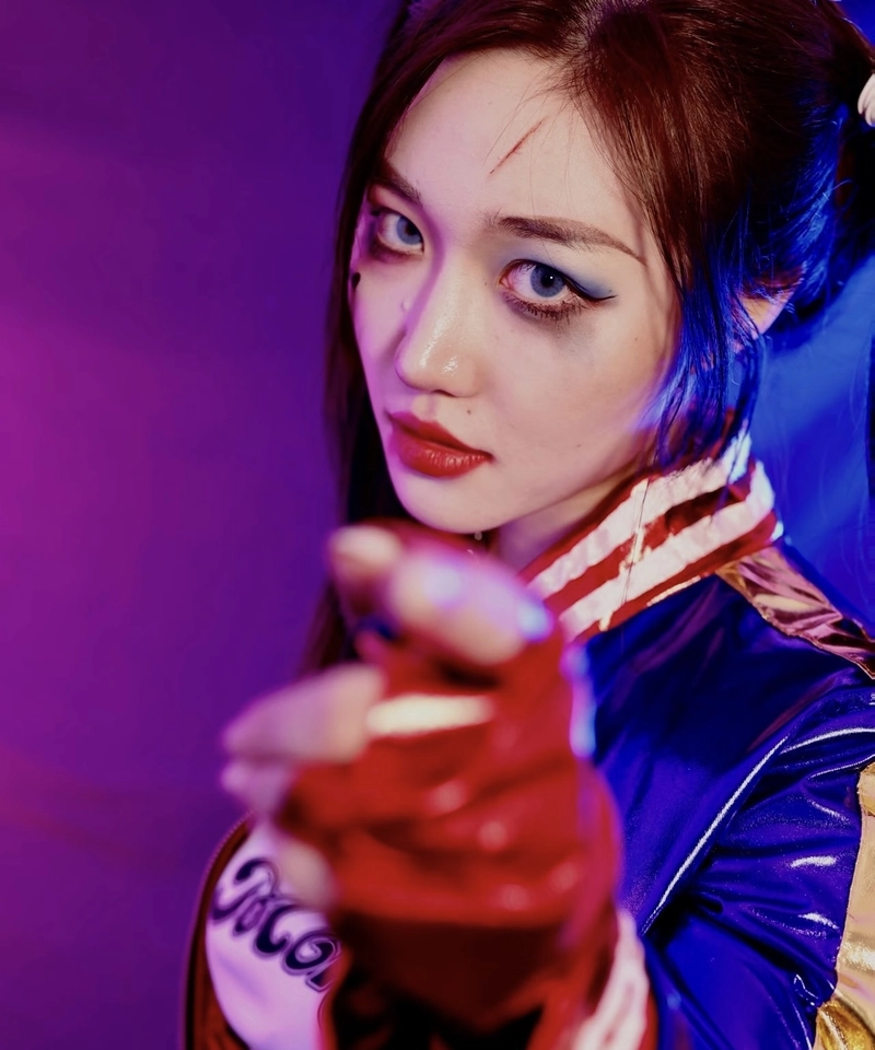 Hình ảnh cosplay Harley Quinn ánh sáng dịu nổi