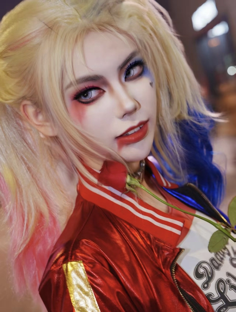 Hình ảnh cosplay Harley Quinn với màu sắc nổi