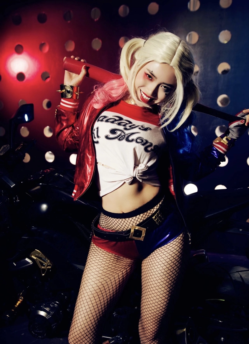 Hình cosplay Harley Quinn đứng giữa nền sáng nổi