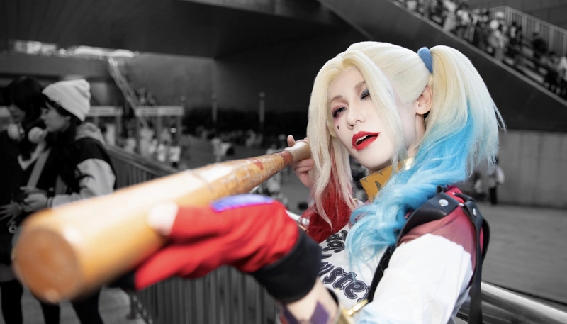 Hình cosplay Harley Quinn phong cách năng động nổi bật