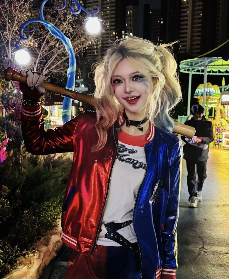 Hình cosplay Harley Quinn tạo dáng năng động mạnh