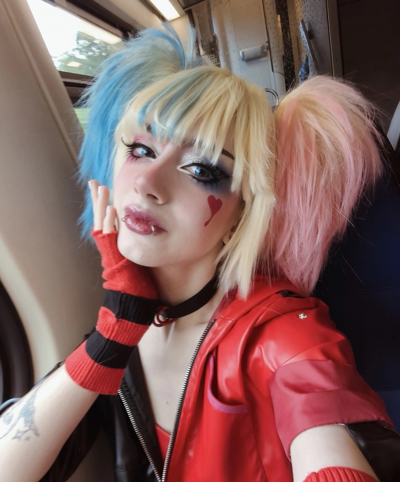 Khung hình cosplay Harley Quinn trong không gian sáng