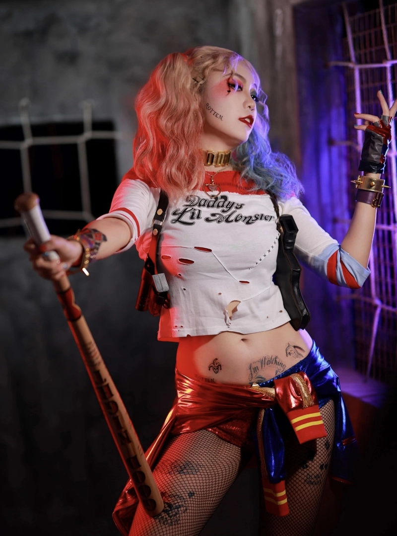 Khung hình cosplay Harley Quinn với màu sắc nổi