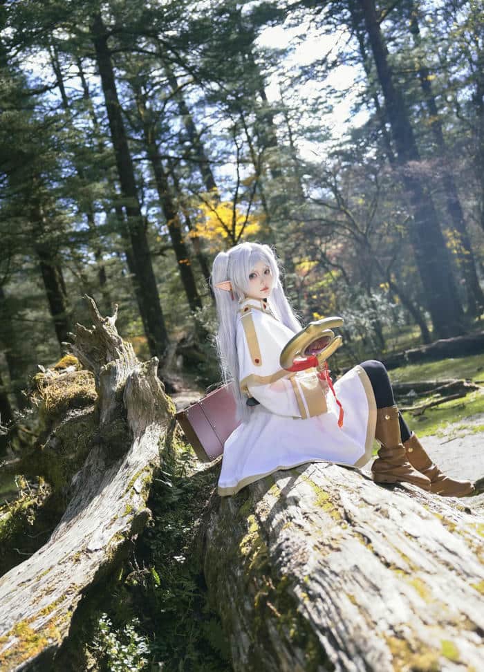 ảnh Frieren cosplay ngoài trời đẹp