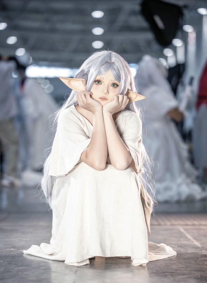 ảnh cosplay Frieren tạo dáng ngồi