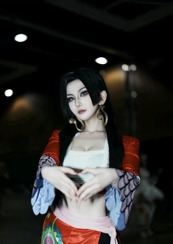 ảnh cosplay boa hancock tóc thẳng