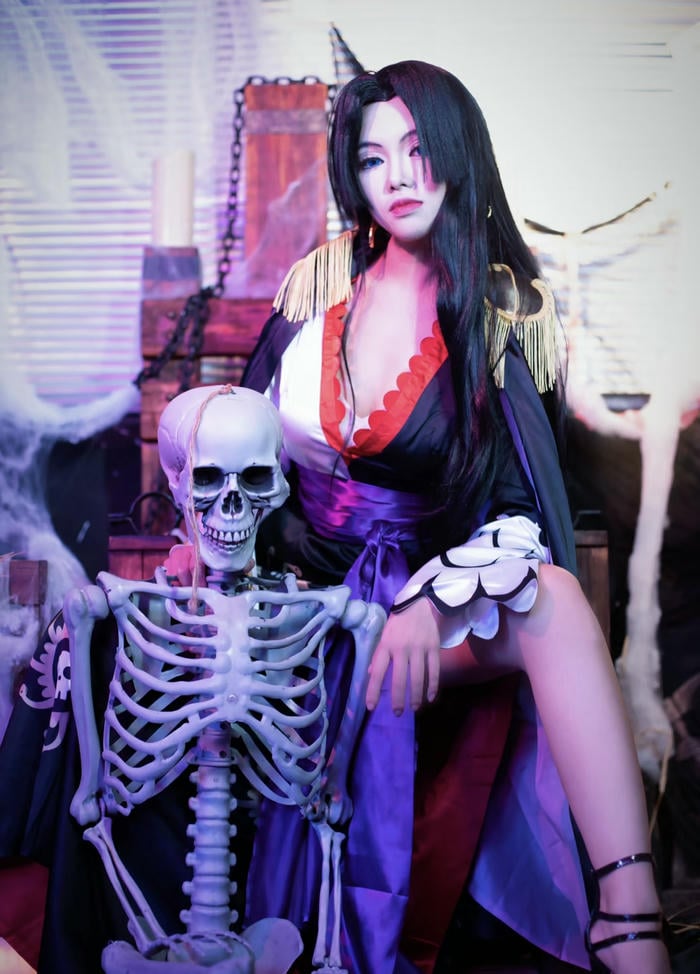 ảnh cosplay boa hancock váy ôm