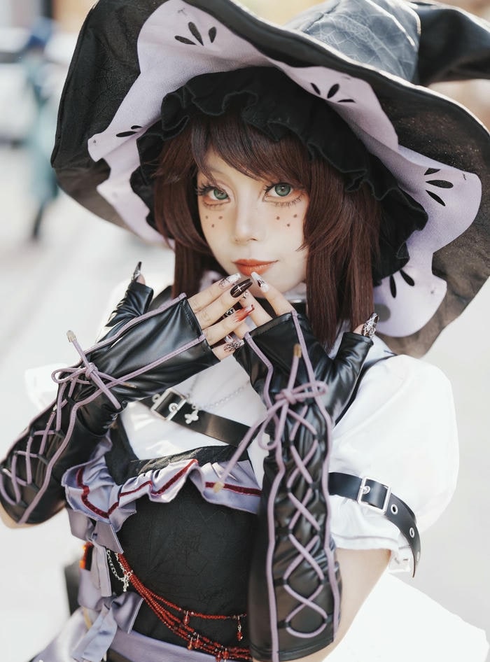 ảnh cosplay halloween màu đen tím