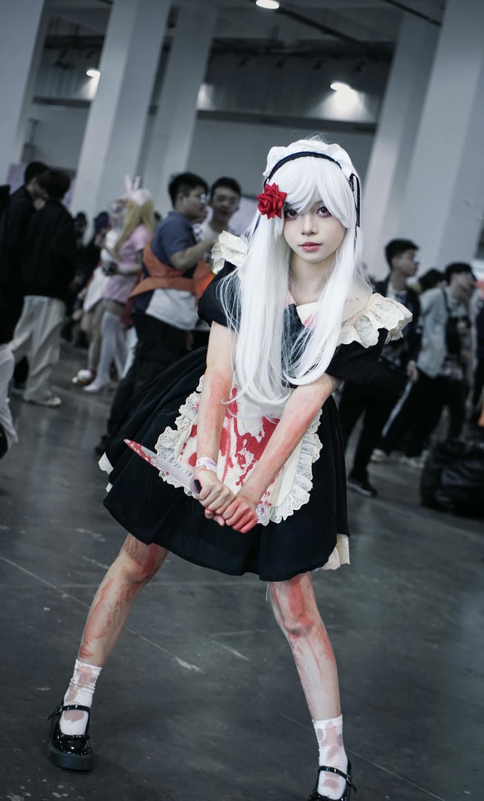 ảnh cosplay halloween sắc màu đen