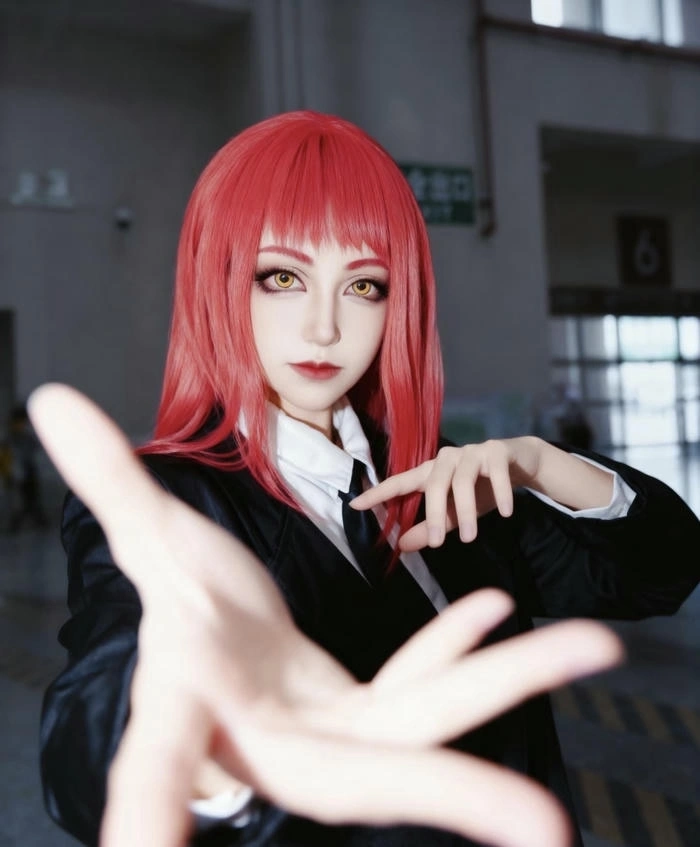 ảnh cosplay makima đôi mắt sáng