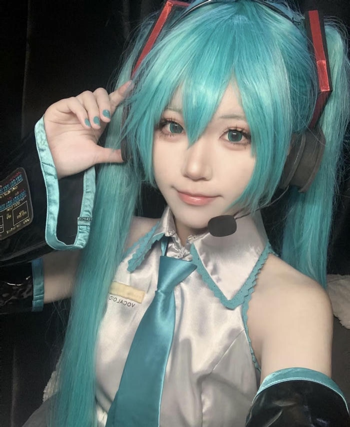 ảnh cosplay miku áo xám không tay