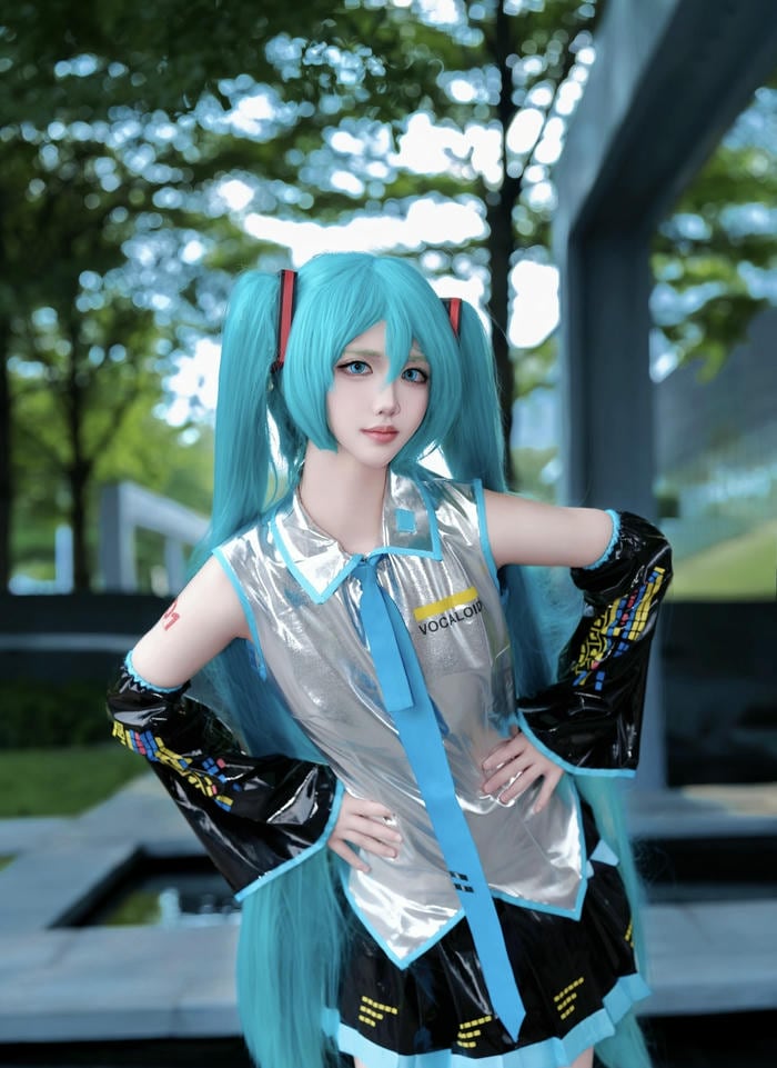ảnh cosplay miku màu xanh chủ đạo