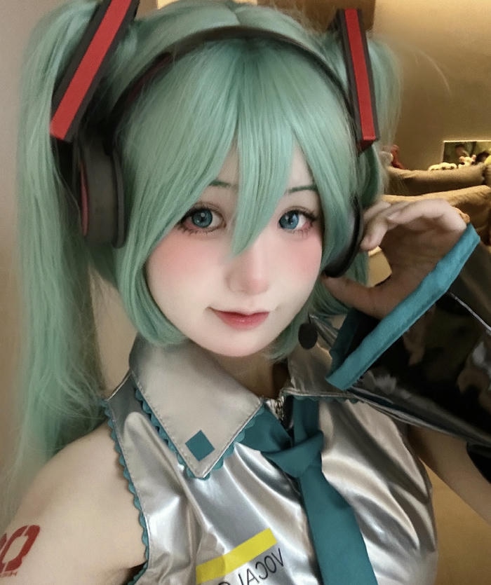 ảnh cosplay miku tai nghe đen lớn