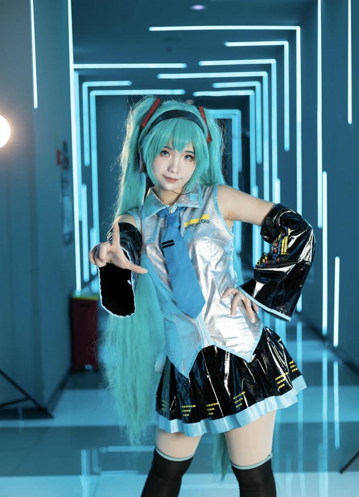 ảnh cosplay miku tất cao đen