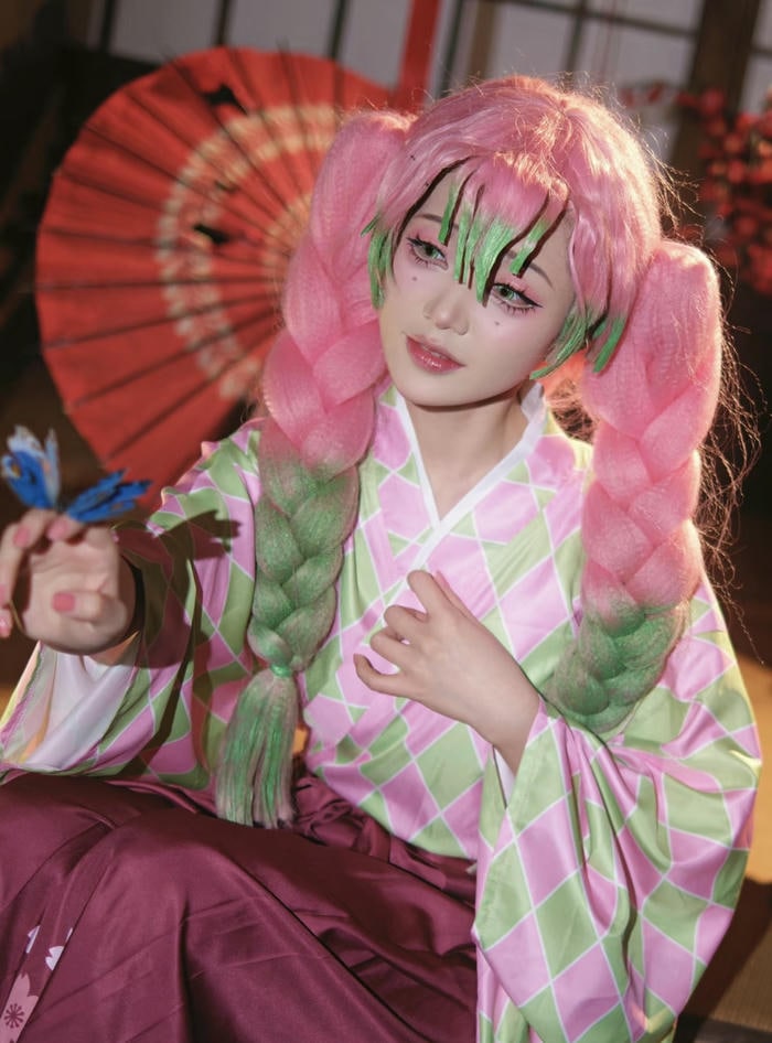 ảnh cosplay mitsuri tạo dáng ngồi
