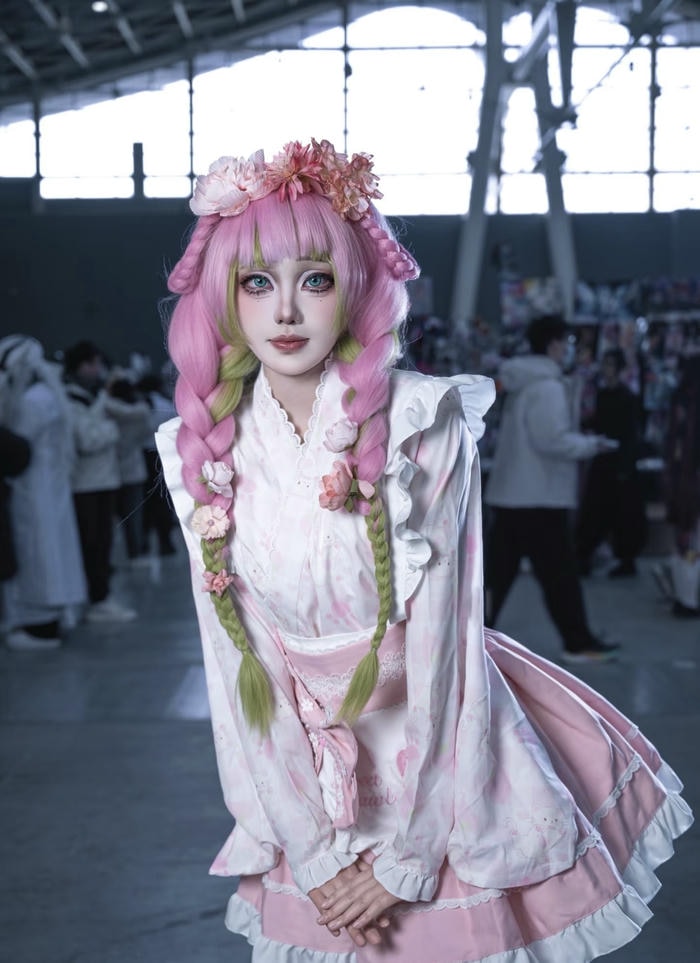 ảnh cosplay mitsuri trang điểm đậm