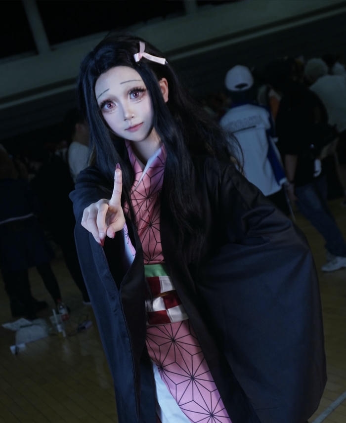 ảnh cosplay nezuko thắt eo sau