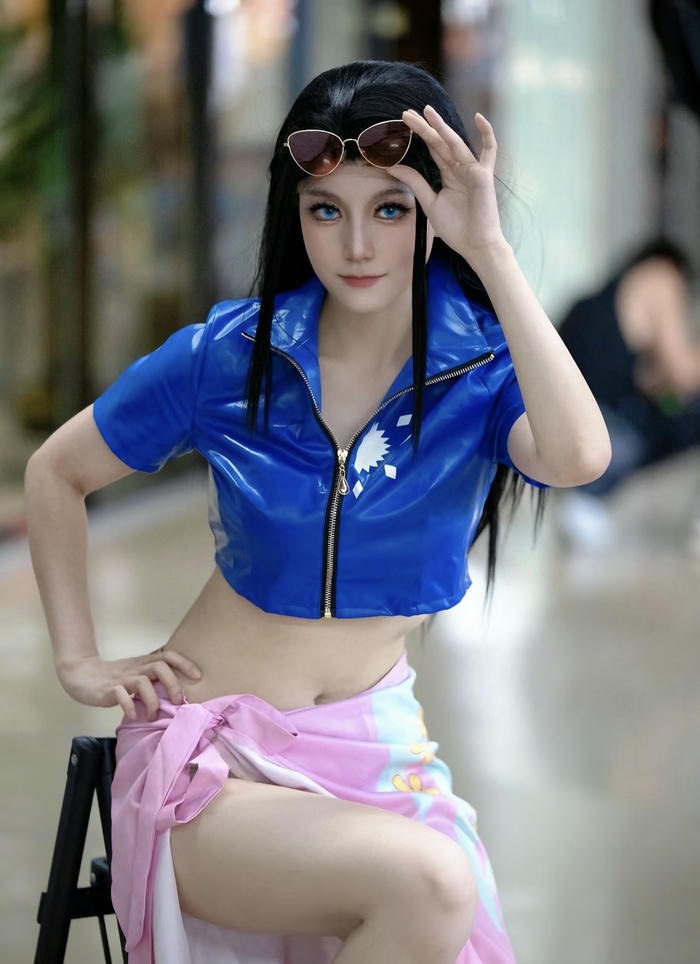 ảnh cosplay robin cổ áo sâu