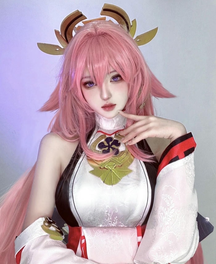 ảnh cosplay yae miko biểu trưng hồ ly