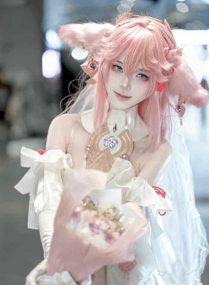 ảnh cosplay yae miko cổ áo mở rộng