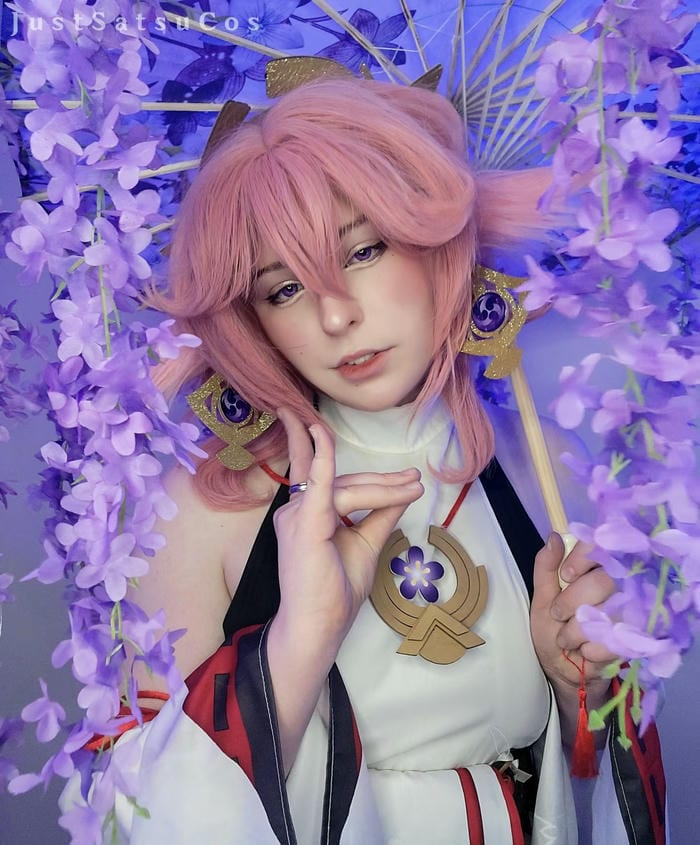ảnh cosplay yae miko sắc tím hồng