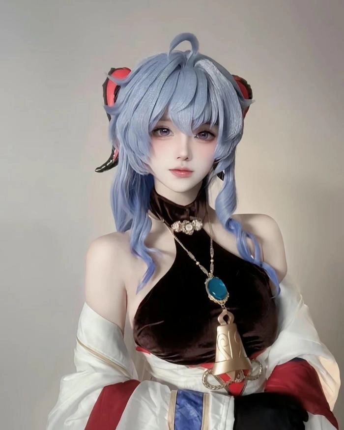 ảnh ganyu cosplay ánh nhìn nhẹ nhàng